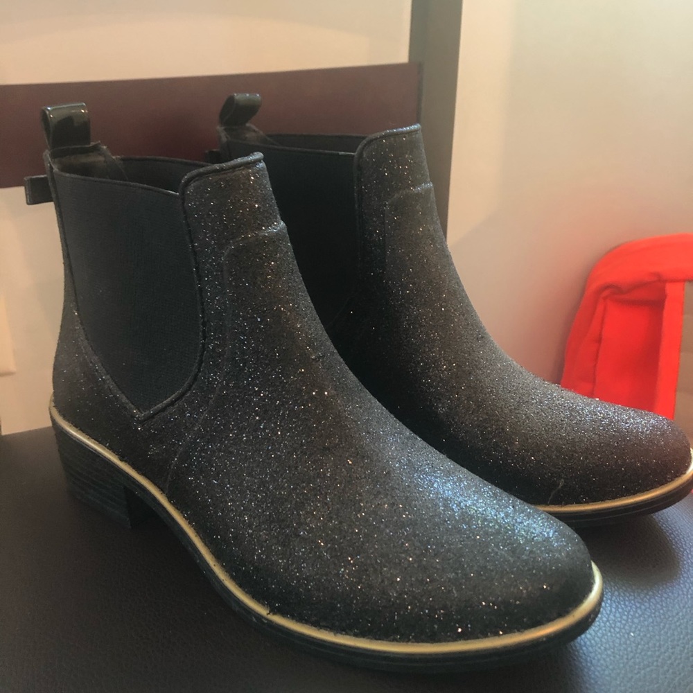 Kate spade boots, never worn! Size 6